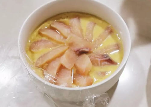 使用微波炉做的鲷鱼蒸蛋口感才分鲜嫩