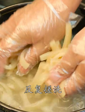 晶莹剔透，韧劲十足的猪皮冻值得大家去尝尝