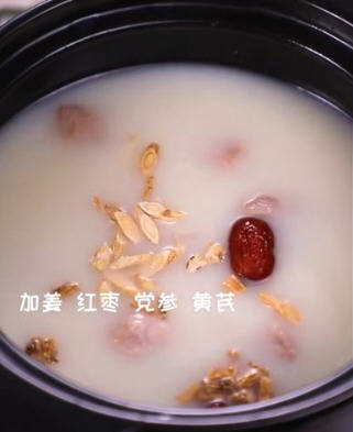 清汤羊肉火锅营养丰富，口感鲜嫩