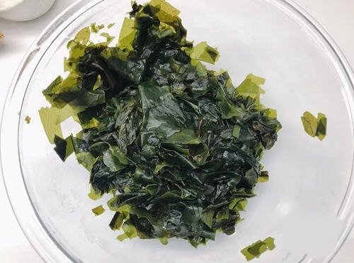 夏季清凉消暑的家庭必备菜：健康又美味的凉拌海带芽