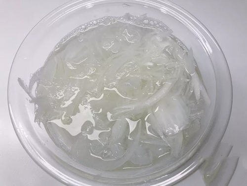 夏季清凉消暑的家庭必备菜：健康又美味的凉拌海带芽