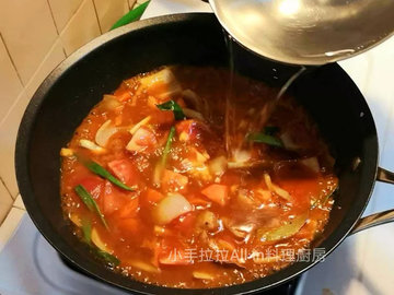 番茄牛肉汤的家常做法，味道特别鲜美，番茄汁非常入味