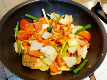 番茄牛肉汤的家常做法，味道特别鲜美，番茄汁非常入味