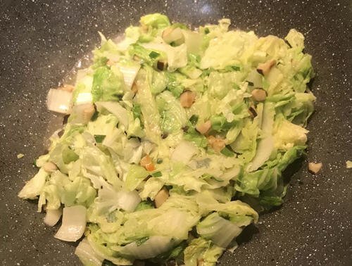 狮子头包子口感美味，包子份量十足，可口满足