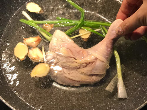 柔软多汁的烟熏鸡腿，鸡皮焦糖色带着烟熏味
