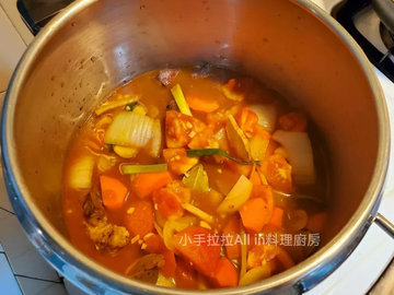 番茄牛肉汤的家常做法，味道特别鲜美，番茄汁非常入味