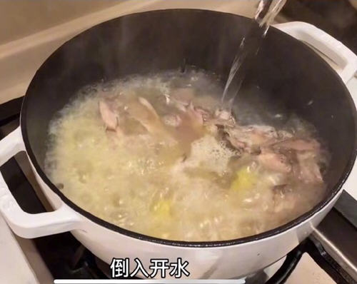 鱼片滑嫩的牛奶酸菜鱼小孩子非常喜欢吃