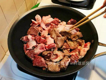 番茄牛肉汤的家常做法，味道特别鲜美，番茄汁非常入味