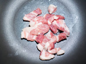 用一些家常简单的食材做包菜肉丝炒面