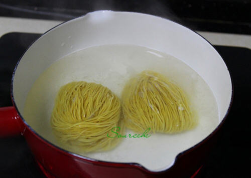 福建厦门经典小吃沙茶面咸鲜香辣，面条爽滑