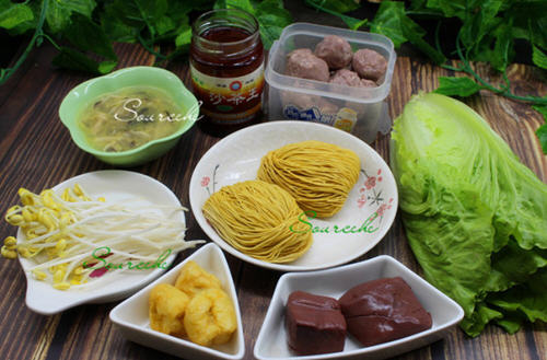 福建厦门经典小吃沙茶面咸鲜香辣，面条爽滑