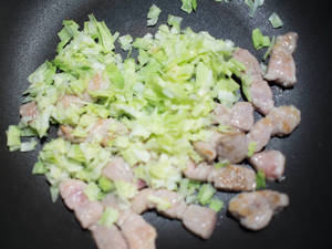 用一些家常简单的食材做包菜肉丝炒面