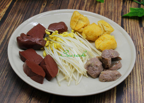 福建厦门经典小吃沙茶面咸鲜香辣，面条爽滑