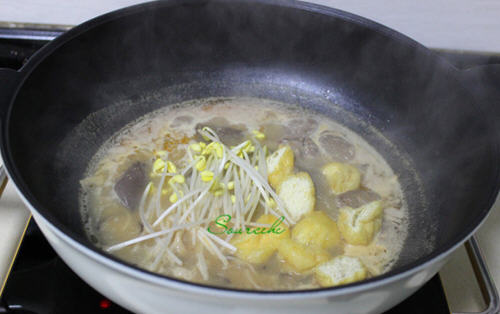 福建厦门经典小吃沙茶面咸鲜香辣，面条爽滑