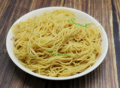 福建厦门经典小吃沙茶面咸鲜香辣，面条爽滑