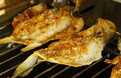 烤黄花鱼的家常做法(怎样烤黄花鱼又酥又香)