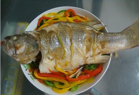 葱油彩椒蒸鲈鱼(葱油清蒸鲈鱼的做法窍门)