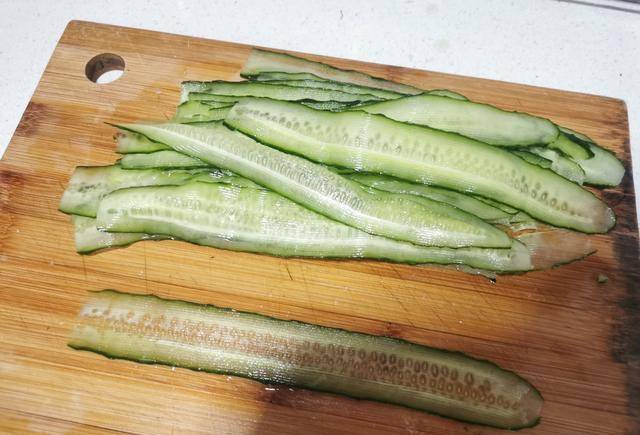爽脆开胃的夏日里开胃菜响油黄瓜卷怎么做