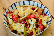 花菜炒肉的做法，肉片焦香，肥而不腻，花菜清脆爽口，好吃超下饭