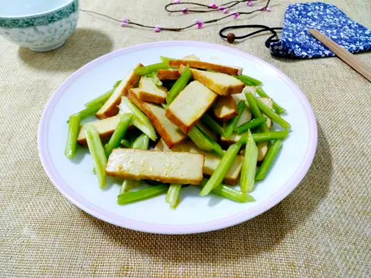 简单易做的家常美味香干炒芹菜做法分享