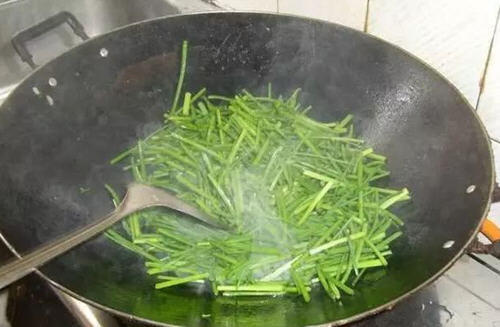 韭菜炒鸡蛋的做法  韭菜炒鸡蛋含不腥的技巧