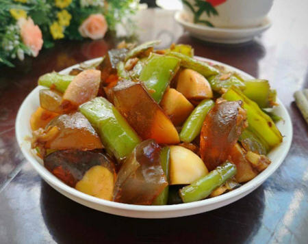 辣子皮蛋咸鲜开胃，味道真的很赞