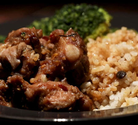 豆豉排骨蒸饭，排骨肉质滑嫩，米饭颗粒香甜，酱香浓郁，超级好吃