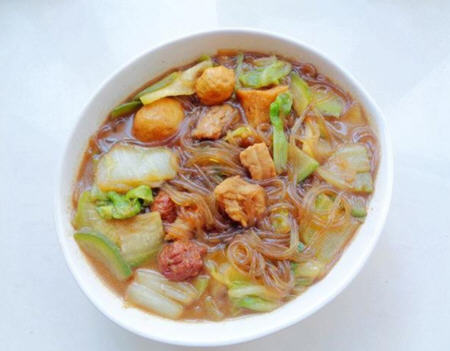萝卜白菜炖粉条，味道好吃又暖和，上手特别简单