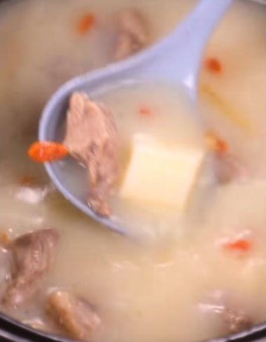清汤羊肉火锅，感冒或者体质偏热者不适合多吃