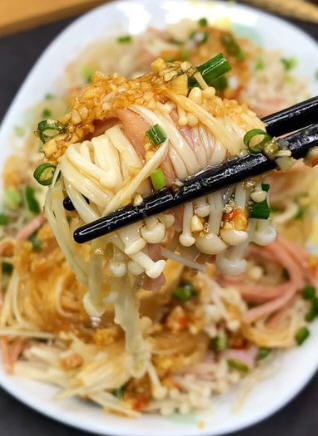 蒜蓉粉丝金针菇，蒜香浓郁，口感丰富，非常适合作为下饭菜