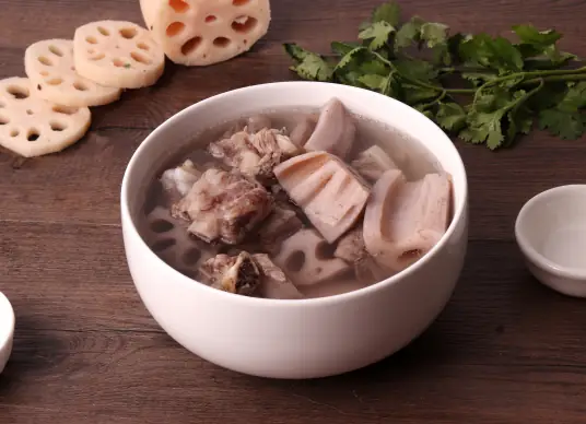 排骨莲藕汤的做法，一碗热腾腾的排骨莲藕汤暖身驱寒
