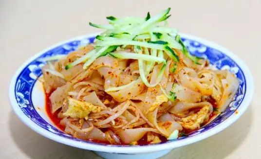 陕西凉皮，口感劲道，酸辣可口，是夏日消暑的佳品