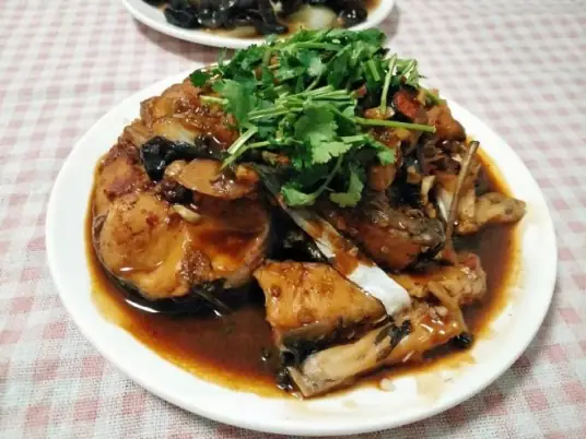 红烧草鱼的家常做法，鲜美滋味，鱼肉鲜美，汤汁浓郁