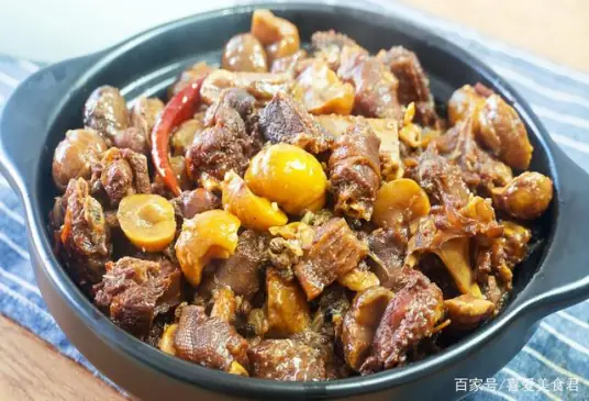 铁锅炖大鹅，皮色金黄，口感纯正、肉烂脱骨、质地细嫩、香而不腻、回味无穷