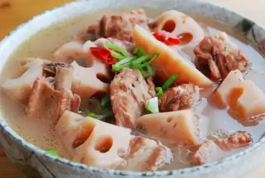 莲藕炖排骨，不仅能暖胃，还能养颜美容，让我们一起动手