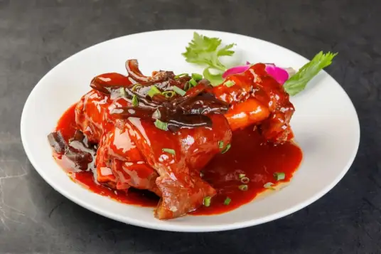 冰糖肘子，成菜色泽红亮，肉肘酥烂，卤汁如胶，味道香浓，咸甜适口