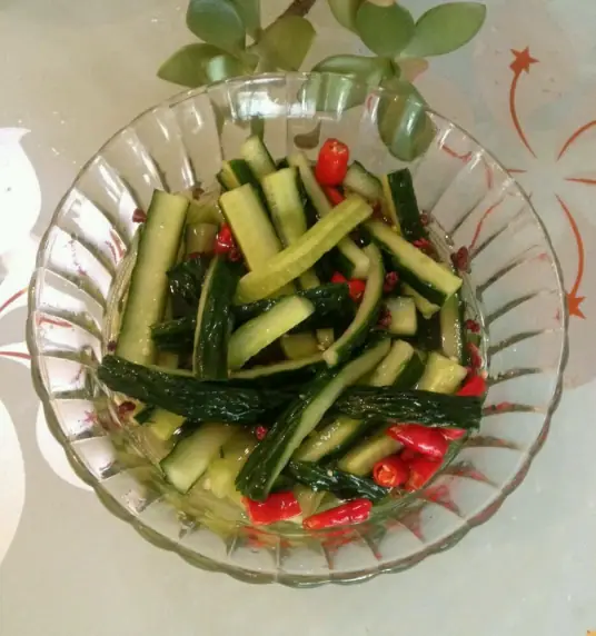 酸辣黄瓜条，脆嫩清香，味道鲜美，而且营养丰富