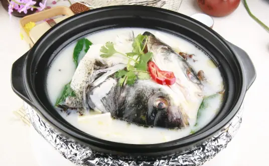 清炖鱼头，鱼头营养高、口味好，有助于增强男性性功能