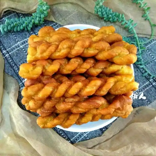 家常美味炸麻花的传统做法与制作技巧