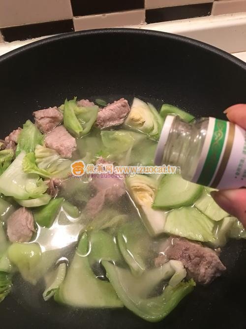 芥菜排骨汤清香又营养，解暑又降火，秋季常吃有益健康！