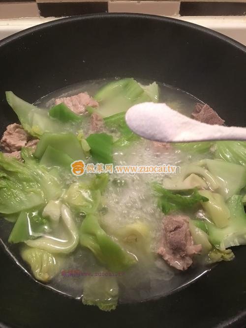 芥菜排骨汤清香又营养，解暑又降火，秋季常吃有益健康！