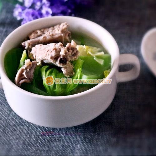 ​芥菜排骨汤清香又营养，解暑又降火，秋季常吃有益健康！